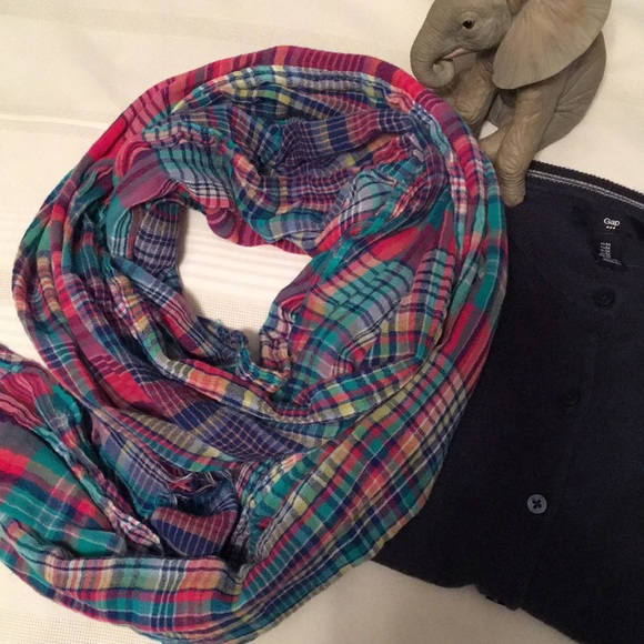 🎉2/$15 TOMMY HILFIGER | Oversized cotton gauze scarf - Picture 1 of 3